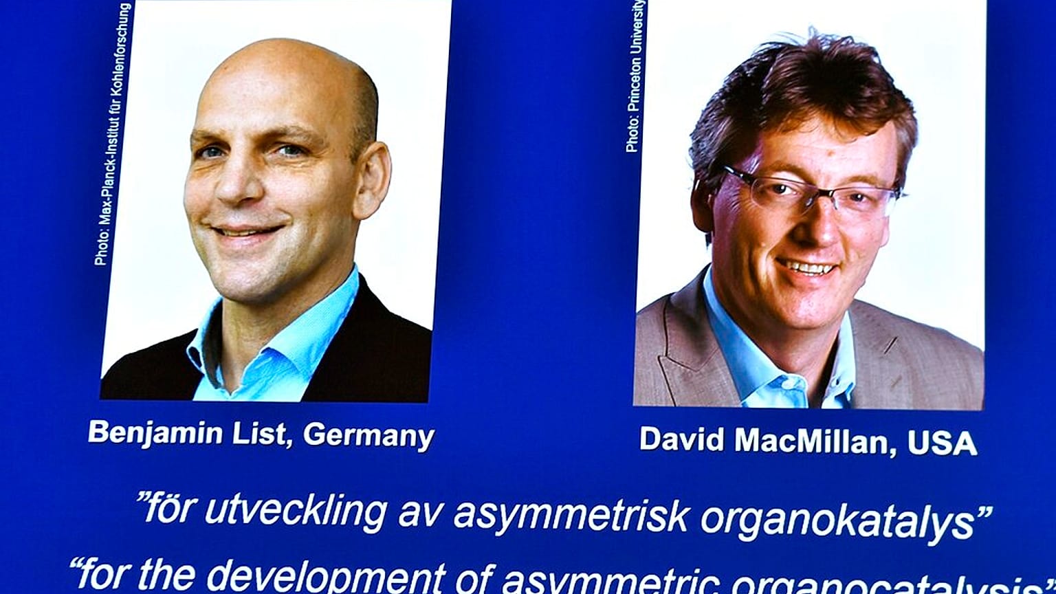 Photo des deux lauréats du prix Nobel de chimie, lors de l'annonce du prix à Stockholm (Suède) le 06/10/2021