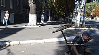 Ukrayna'da kanalizasyon çukuruna giren bir işçi (arşiv)