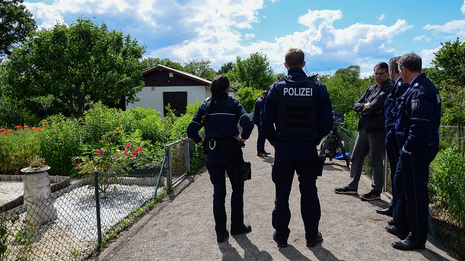 Polizisten vor einem Gartenhaus in Münster im Juni 2020