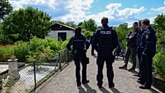 Polizisten vor einem Gartenhaus in Münster im Juni 2020
