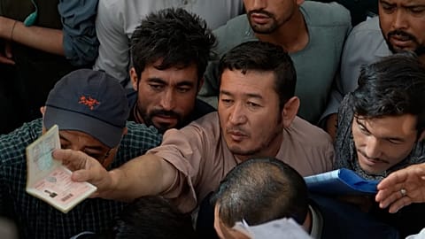 Ansturm auf wiedereröffnetes Passamt in Kabul
