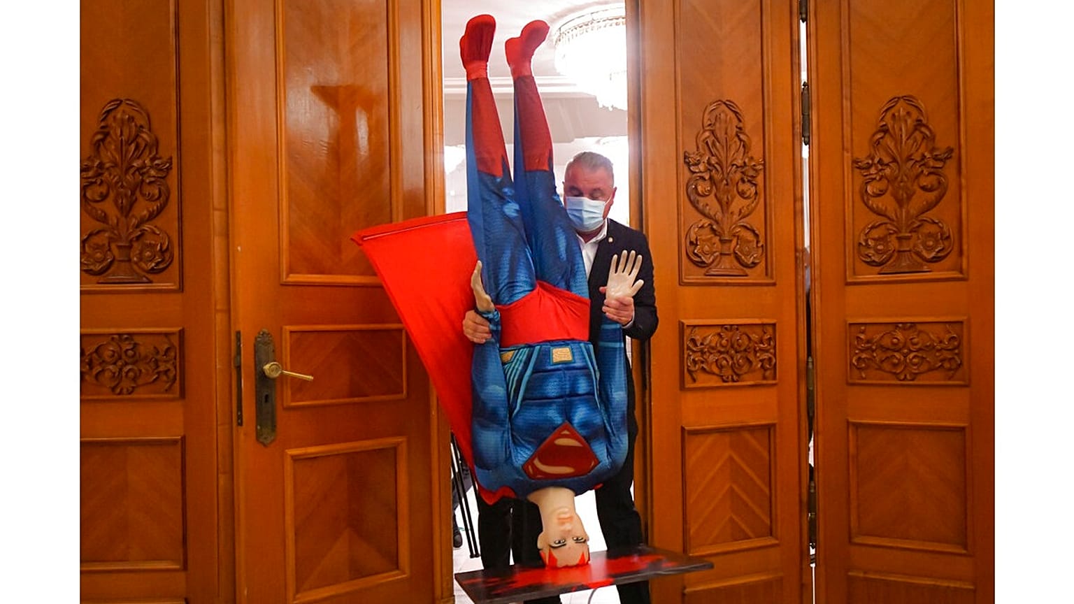 A román kormányt megbuktató parlamenti szavazás előtt Superman figuráját viszi ki valaki az ülésteremből