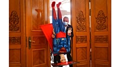 A román kormányt megbuktató parlamenti szavazás előtt Superman figuráját viszi ki valaki az ülésteremből