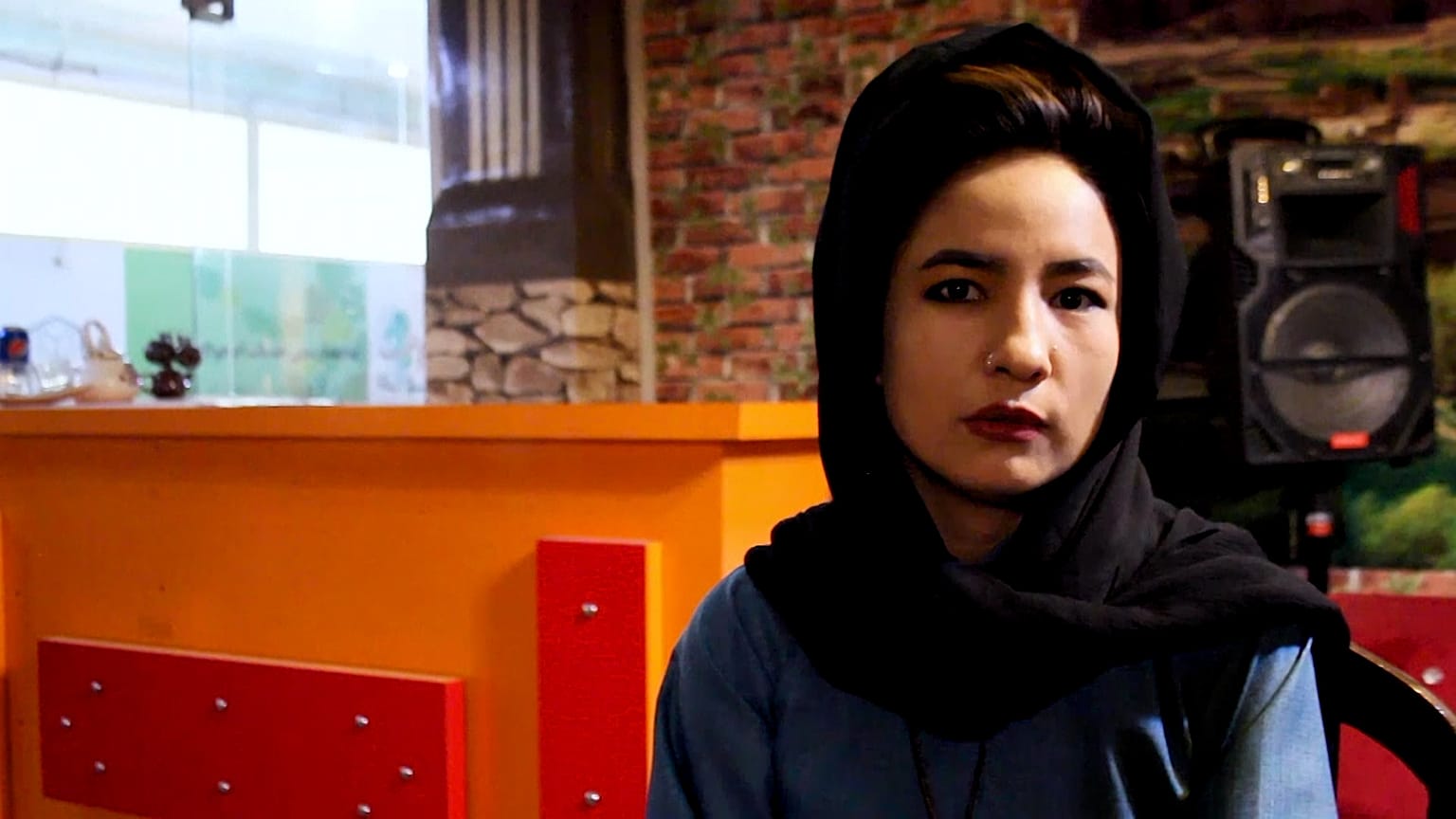 نیکی تبسم در کافه زنانه تبسم که تعطیل شده است