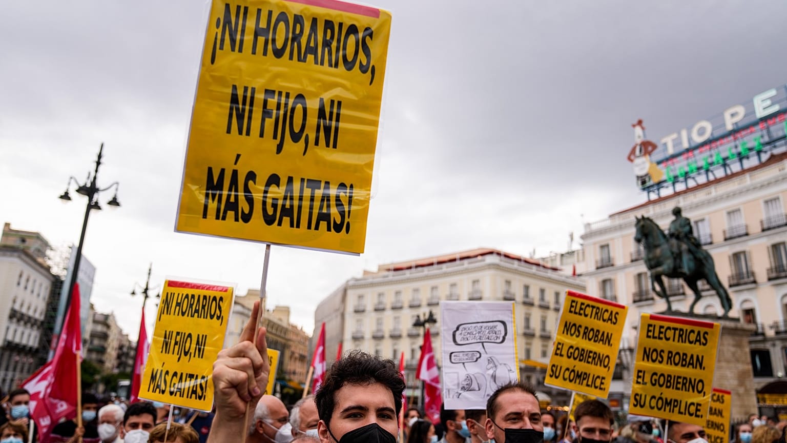 Una protesta de junio 2021 contra el nuevo sistema de facturación de la electricidad en la plaza Sol de Madrid, España.