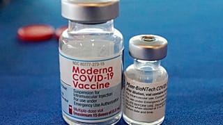 mRNA-Impfstoff von Moderna (links), rechts das mRNA-Präparat von BioNTech/Pfizer