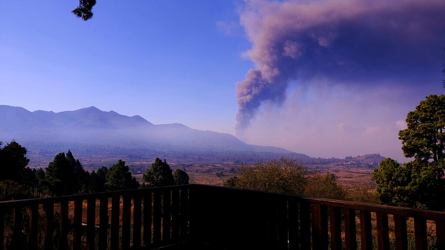 A vulkán füstje La Palma szigetén