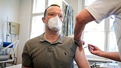 Gesundheitsminister Jens Spahn bei der Grippe-Impfung
