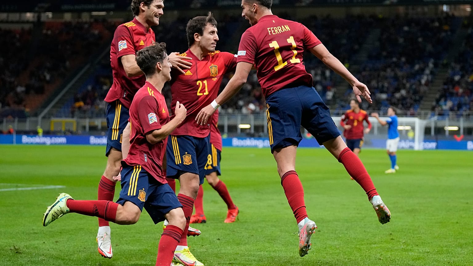Ferrán Torres celebra con sus compañeros el gol frente a Italia