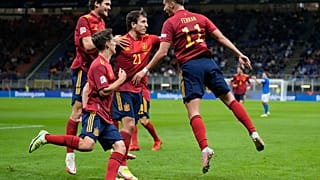 Ferrán Torres celebra con sus compañeros el gol frente a Italia
