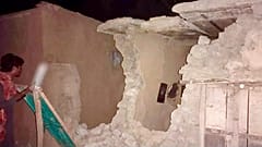 Разрушены сотни домов.