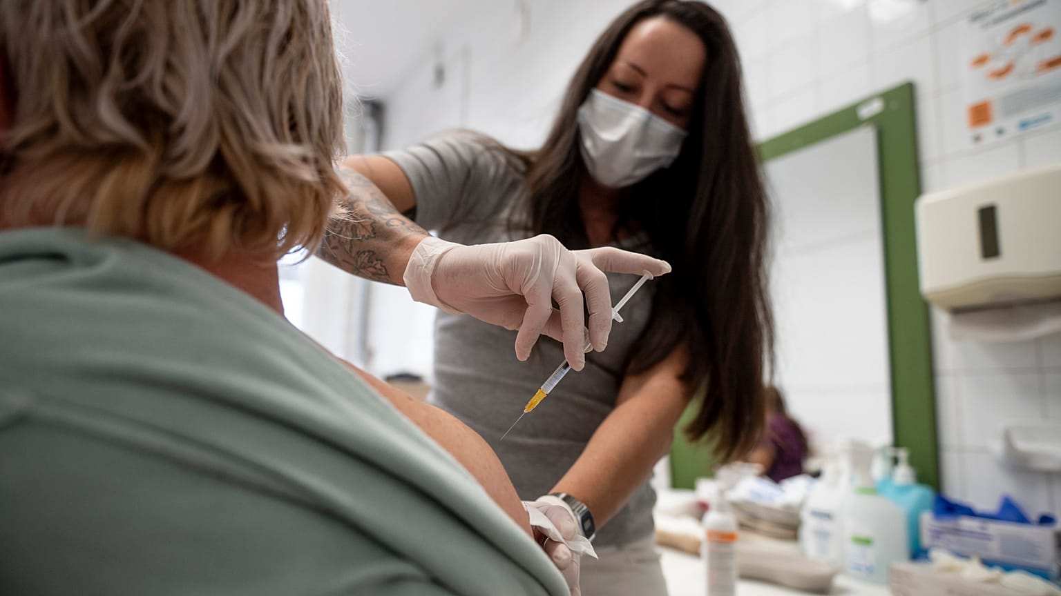 Az amerikai Johnson&Johnson egyadagos koronavírus elleni vakcinájával harmadik, emlékeztető oltást kap egy nő a hatvani Albert Schweitzer Kórház-Rendelőintézetben
