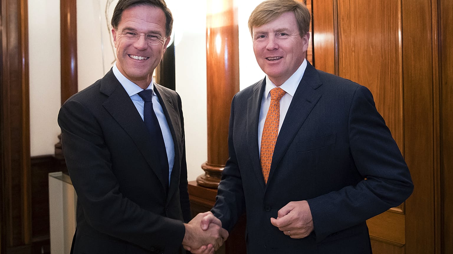 Ministerpräsident Mark Rutte (1,93m) und König Willem-Alexander (1,83m)