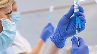 مركز التطعيم في مستشفى جامعة سكين في مالمو، السويد، 17 فبراير 2021