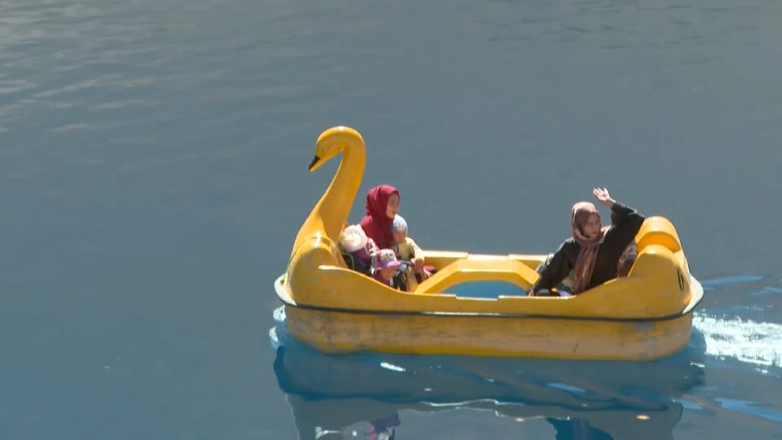 Mujeres afganas saludan desde un bote a pedales, 4/10/2021, Band-e Amir, Afganistán