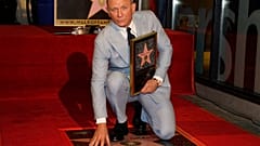 Daniel Craig con su estrella en el Paseo de la Fama