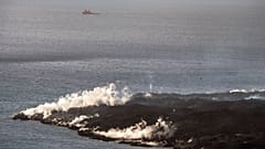 Аэропорт на острове Пальма снова засыпало пеплом