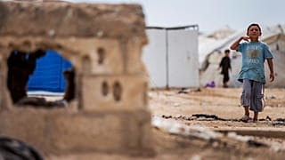 طفل سوري في مخيم الهول الذي يضم عائلات في تنظيم الدولة الإسلامية في محافظة الحسكة، سوريا.