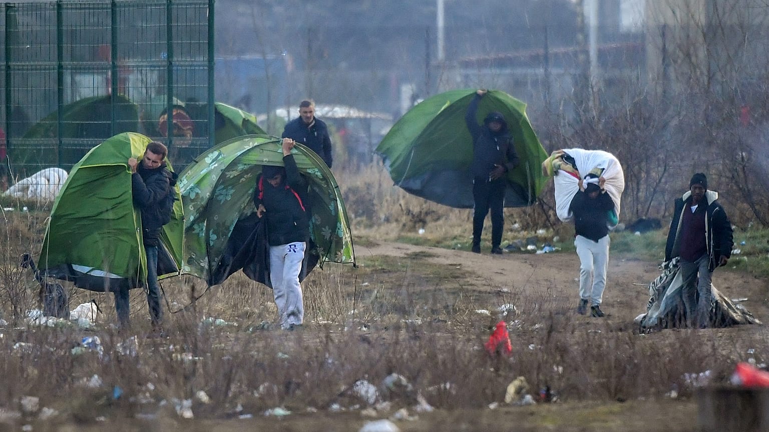 Migrantes em Calais sofrem "humilhações e assédios diários"