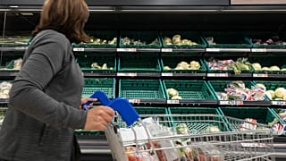 Prateleiras quase vazias num supermercado de Manchester, norte de Inglaterra