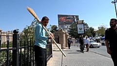 شاهد | عراقي يعزف على أدوات تنظيف حوّلها لآلات موسيقية  