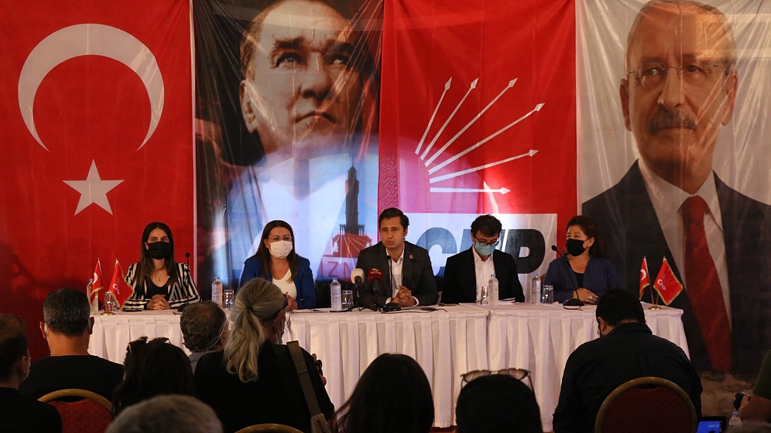 CHP'li Gülizar Biçer Karaca ile Yüksel Taşkın, KHK ile ihraç edilenlerle bir araya geldi