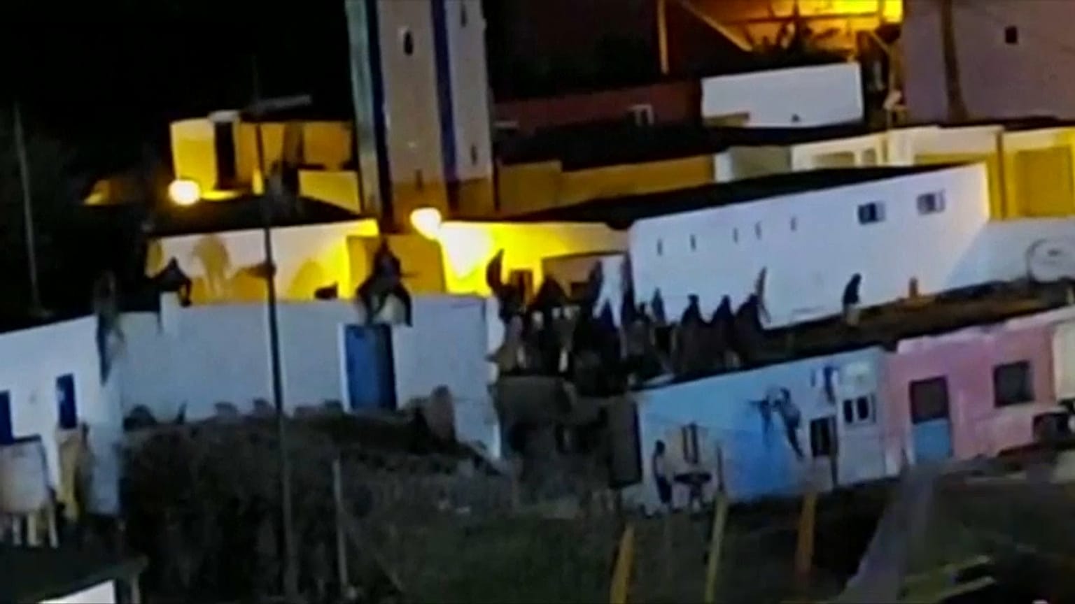 Cientos de migrantes intentan entrar en el enclave español de Ceuta