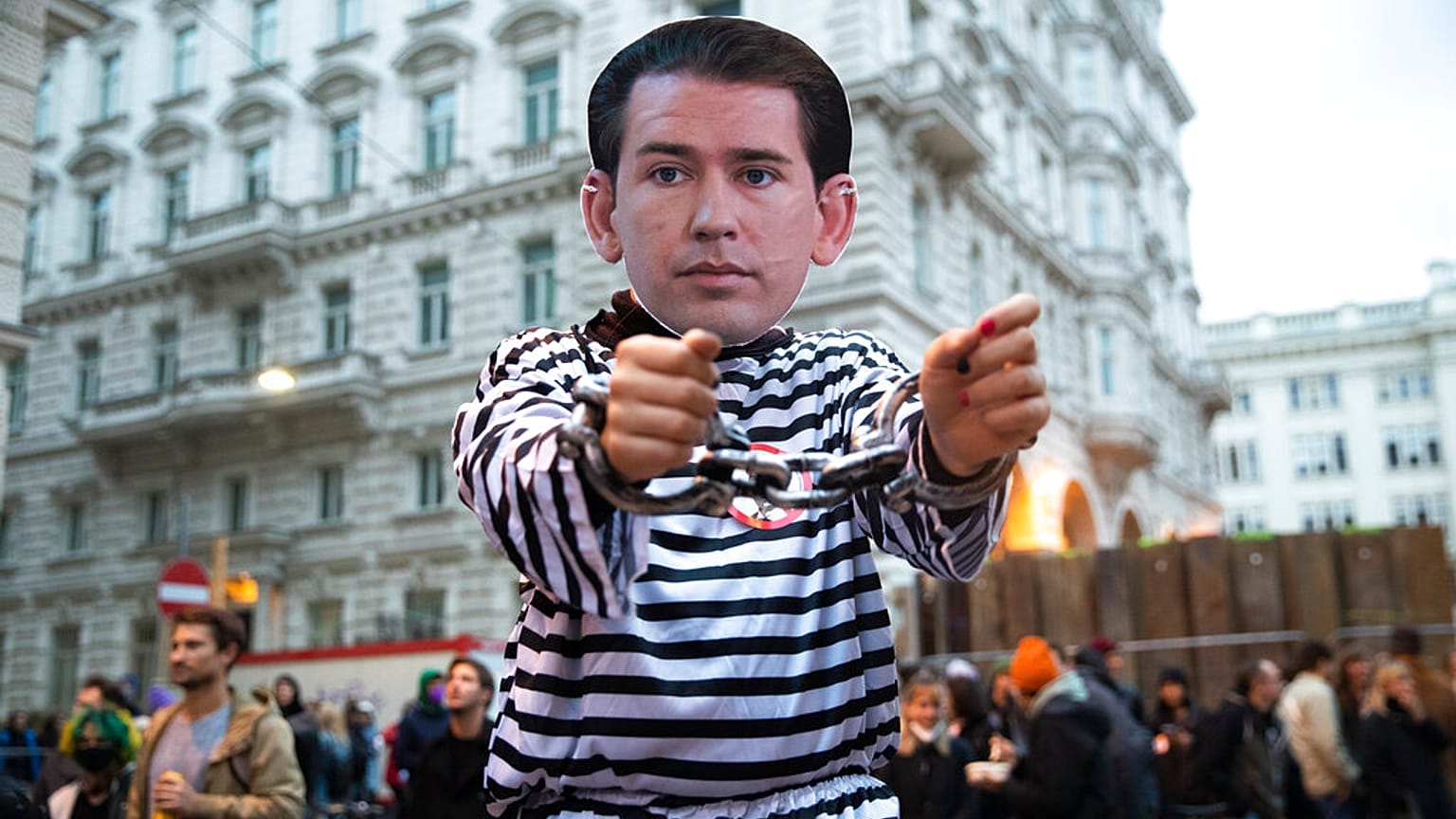 Manifestante em protesto contra Kurz em Viena