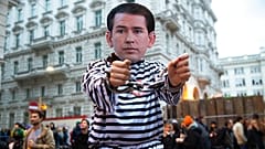 Manifestante em protesto contra Kurz em Viena