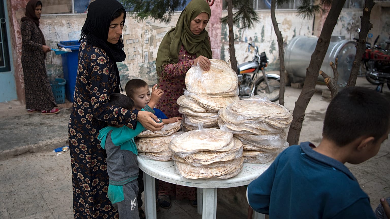 Siria, la grande crisi del pane. Le famiglie tornano a preparare il tannour in casa