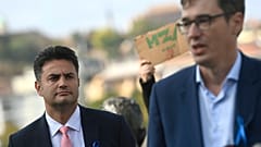 Márki-Zay Péter, Hódmezővásárhely polgármestere és Karácsony Gergely főpolgármester 2021. október 8-án a budapesti Kossuth téren