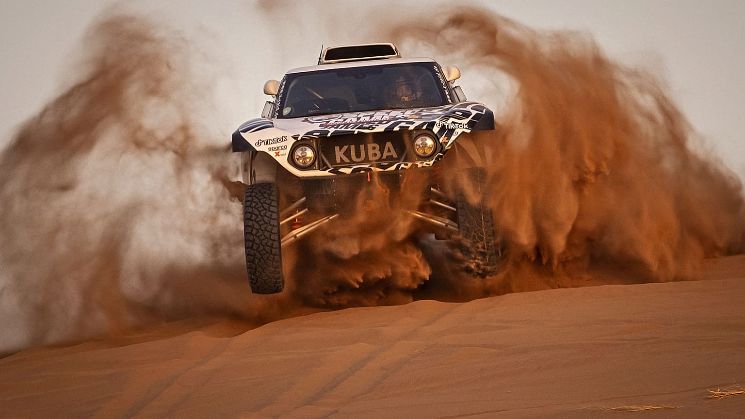 Une voiture engagée dans le Rallye engagée effectuant des essais avant le lancement de la course, à Zagora le 7 octobre 2021