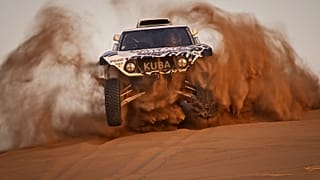 Une voiture engagée dans le Rallye engagée effectuant des essais avant le lancement de la course, à Zagora le 7 octobre 2021