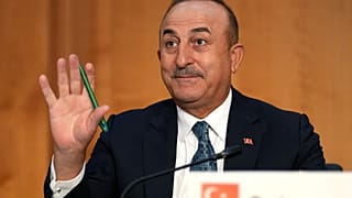 مولود تشاوش أوغلو، وزير الخارجية التركية  في مكتب الخارجية التركي في برلين، ألمانيا.