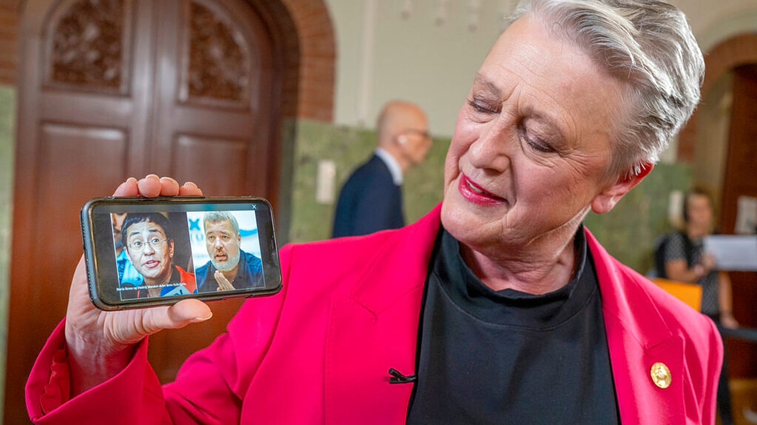 Bilder der Friedensnobelpreisträger 2021, der Journalisten Maria Ressa (Philippinen), links, und Dmitry Muratov (Russland) auf dem Handy-Bildschirm der Komitee-Vorsitzenden.