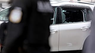 Αστυνομικοί  έχουν αποκλείσει το δρόμο μετά από καταδίωξη κλεμμένου αυτοκίνητο στο κέντρο της Αθήνας, Παρασκευή 8 Οκτωβρίου 2021