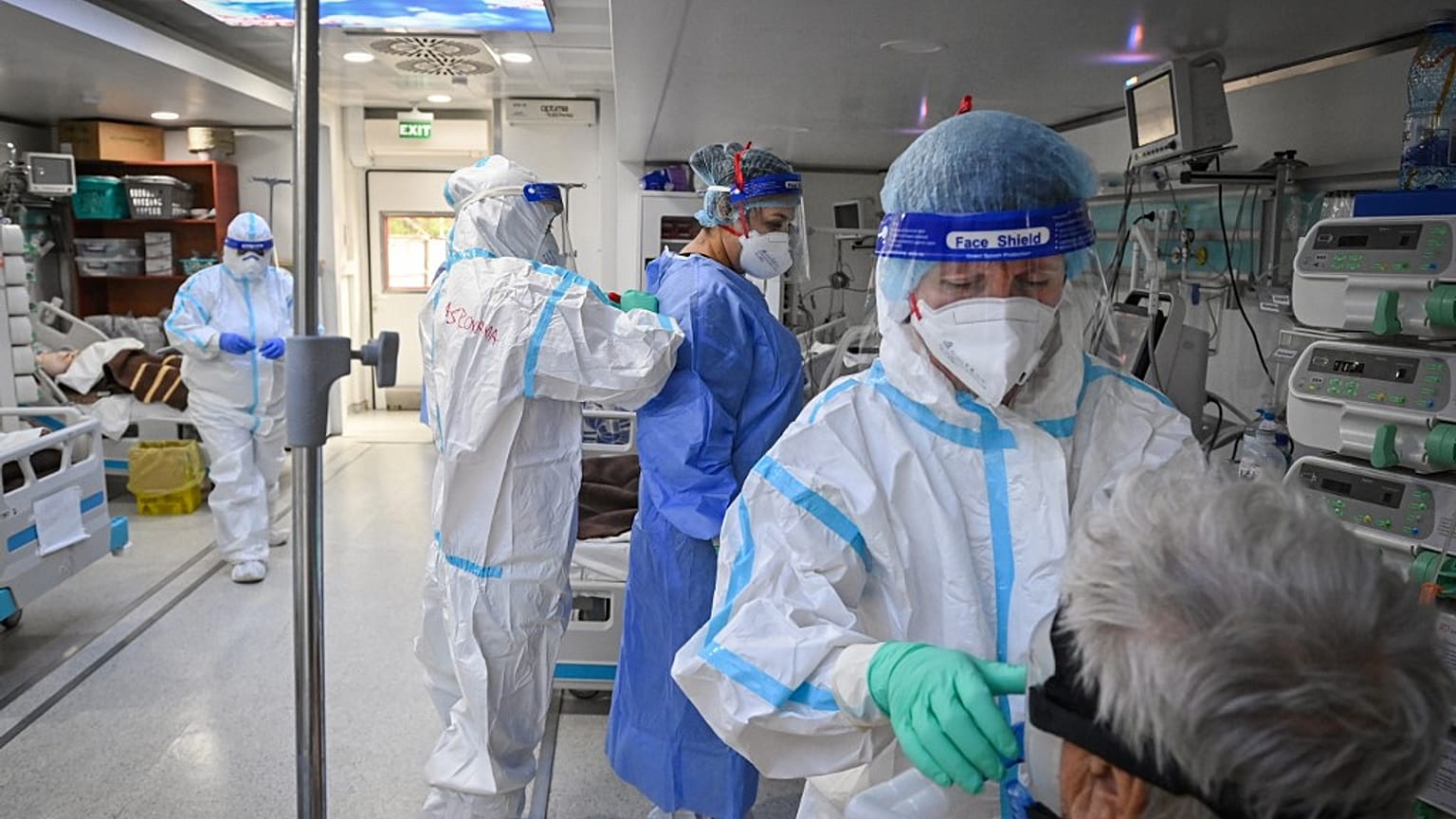 Medical personnel give assistance to a Covid-19 patient inside the mobile intensive care unit of the "Pneumophysiology Institute Prof Dr Marius Nasta" in Bucharest, 07/10/2021