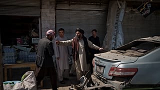 مقاتلو طالبان في موقع انفجار في كابول، أفغانستان.