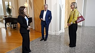 نيلا سالمينن (يسار) البالغة من العمر 16 عامًا ، والرئيس الفنلندي سولي نينيستو (وسط) والنائب إيفا بياوديت يقفون في مقر الرئاسة مانتينيمي في هلسنكي ، فنلندا ، في 6 أكتوبر 2021