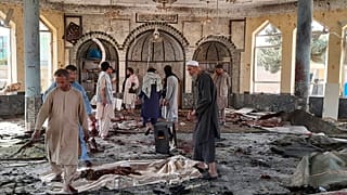 Dégâts causés par l'explosion d'une bombe par un kamikaze dans une mosquée chiite à Kunduz (Afghanistan), le 08/10/2021
