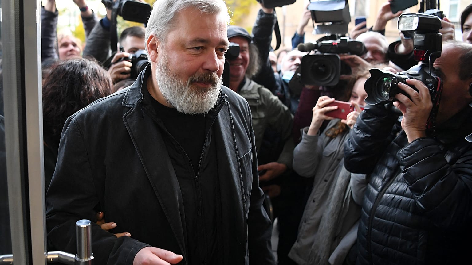 Дмитрий Муратов на пороге "Новой газеты", 8 октября 2021 года
