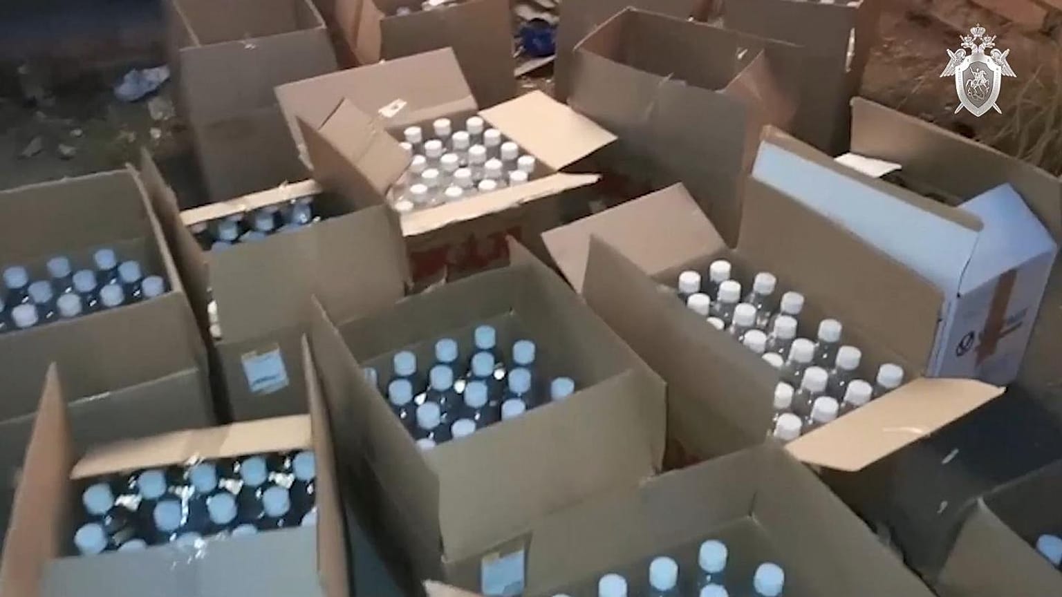 Rusya'da polisin ele geçirdiği yasa dışı alkollü içecekler