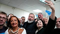 Friedensnobelpreisträger Dmitry Muratpv mit Frau und Fans