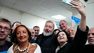 Friedensnobelpreisträger Dmitry Muratpv mit Frau und Fans