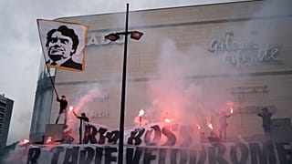 Болельщики в Марселе 3 октября выражают скорбь в связи с кончиной Бернара Тапи.