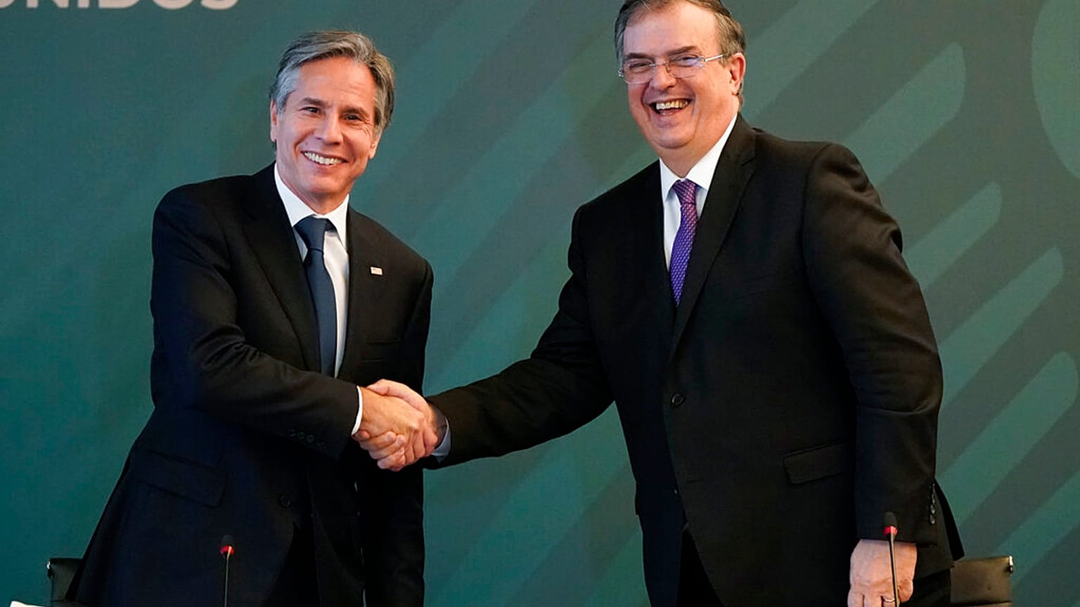 El Secretario de EEUU, Antony Blinken, y el canciller mexicano, Marcelo Ebrard, se saludan en el inicio de su reunión en Ciudad de México