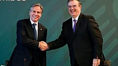 El Secretario de EEUU, Antony Blinken, y el canciller mexicano, Marcelo Ebrard, se saludan en el inicio de su reunión en Ciudad de México