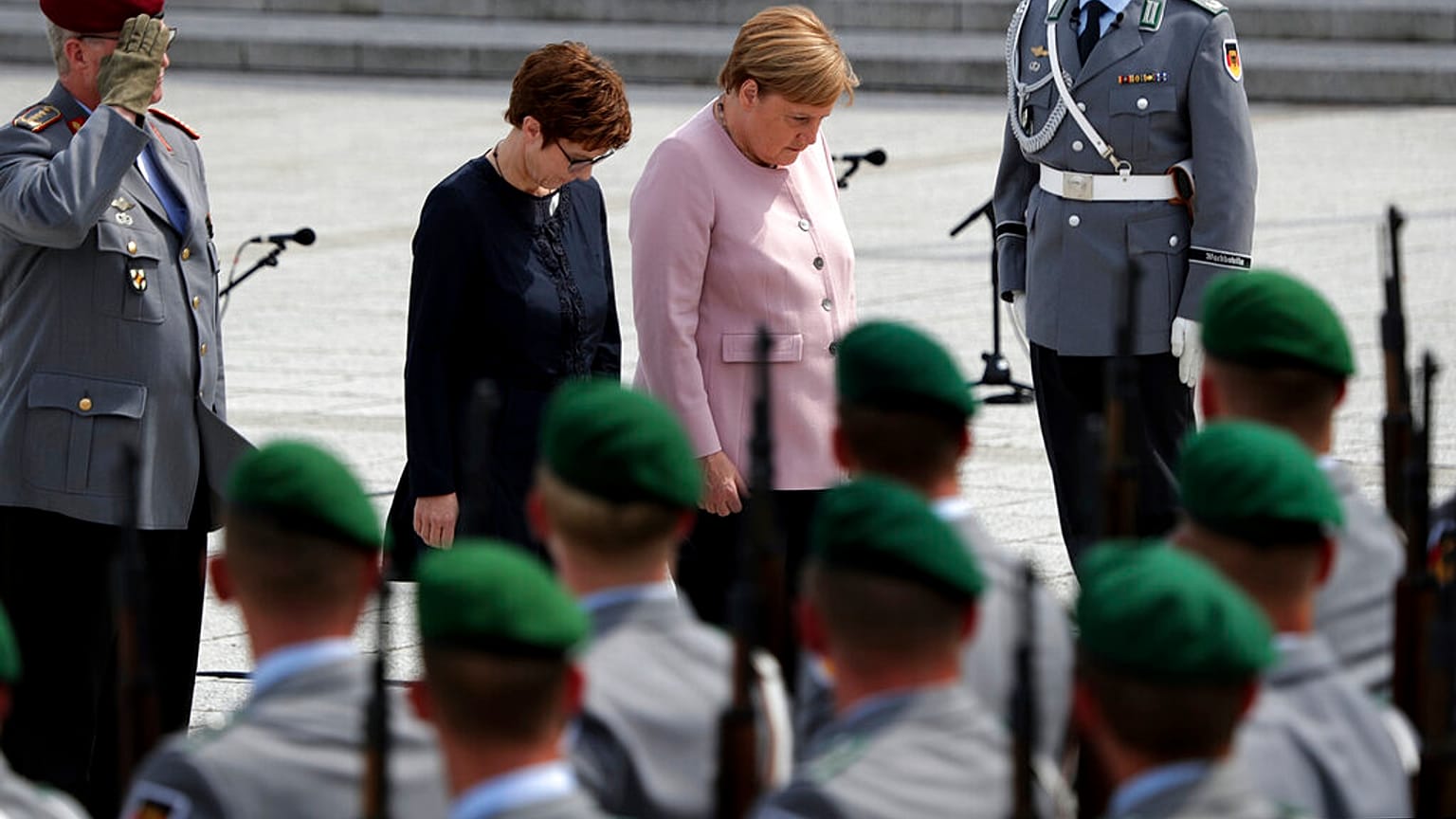 Angela Merkel und Annegret Kram-Karrenbauer mit Wachbataillon-Soldaten ARCHIV