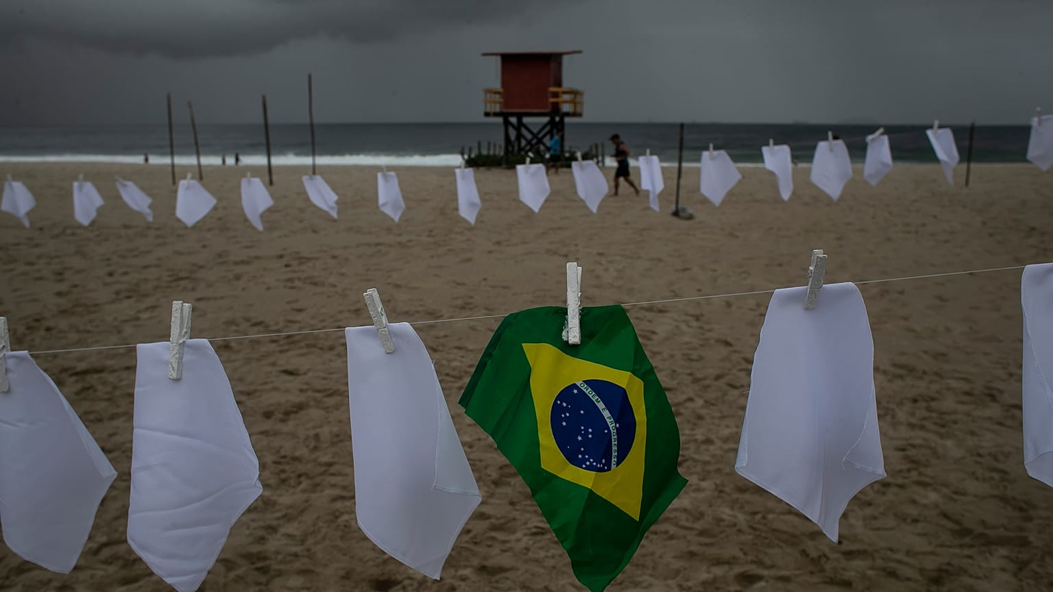 Aktion zum Gedenken an die Covid-Opfer an der Copacabana