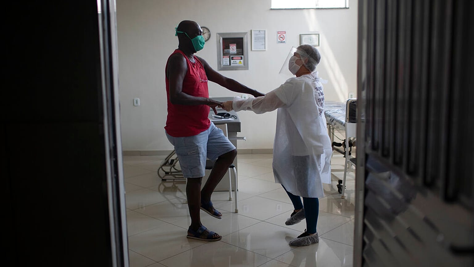 Muitos pacientes precisam de fazer fisioterapia para recuperar da Covid-19